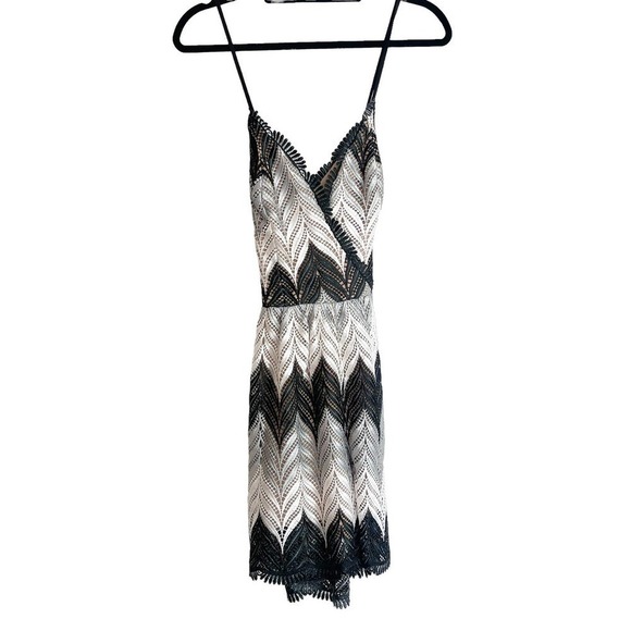 Dress The Population Brigitte Chevron Lace Romper Black White Size L - Picture 3 of 11